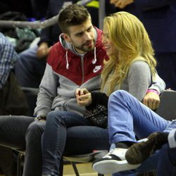 Gerard Piqué y Shakira, muy cómplices en un partido de baloncesto