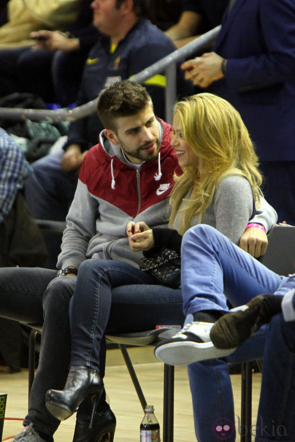 Gerard Piqué y Shakira, muy cómplices en un partido de baloncesto