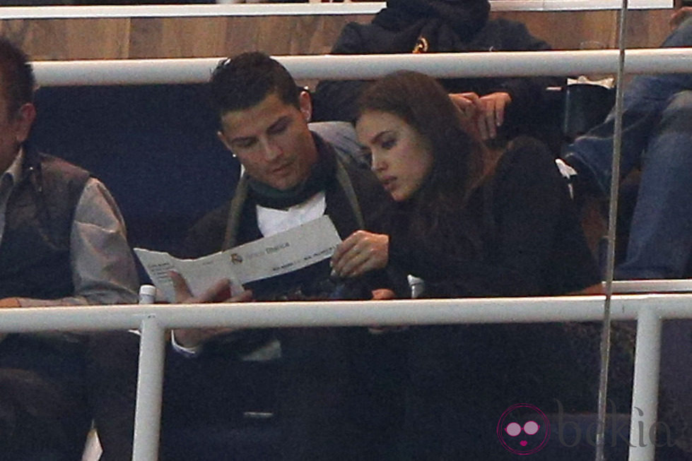 Cristiano Ronaldo e Irina Shayk en un momento del partido Real Madrid-Valladolid