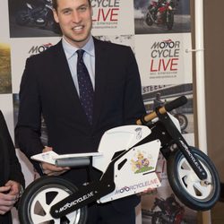 El Príncipe Guillermo recibe una moto como regalo para el Príncipe Jorge