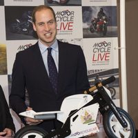El Príncipe Guillermo recibe una moto como regalo para el Príncipe Jorge