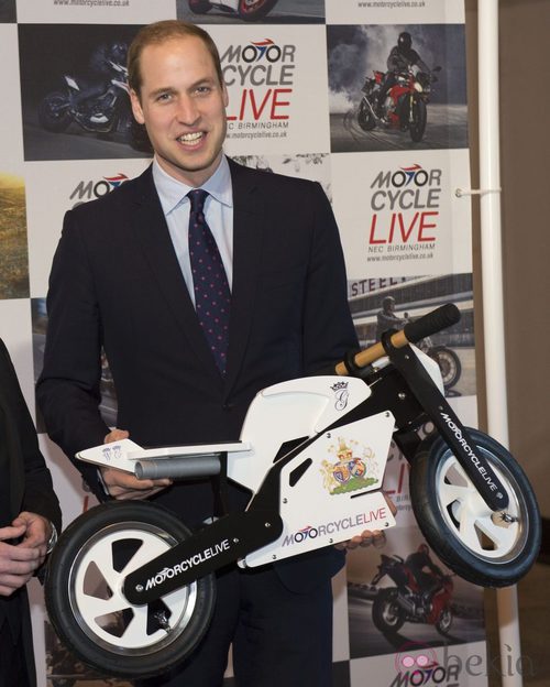 El Príncipe Guillermo recibe una moto como regalo para el Príncipe Jorge