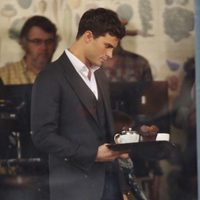 Jamie Dornan llevando café en el set de 'Cincuenta sombras de Grey' en Vancouver