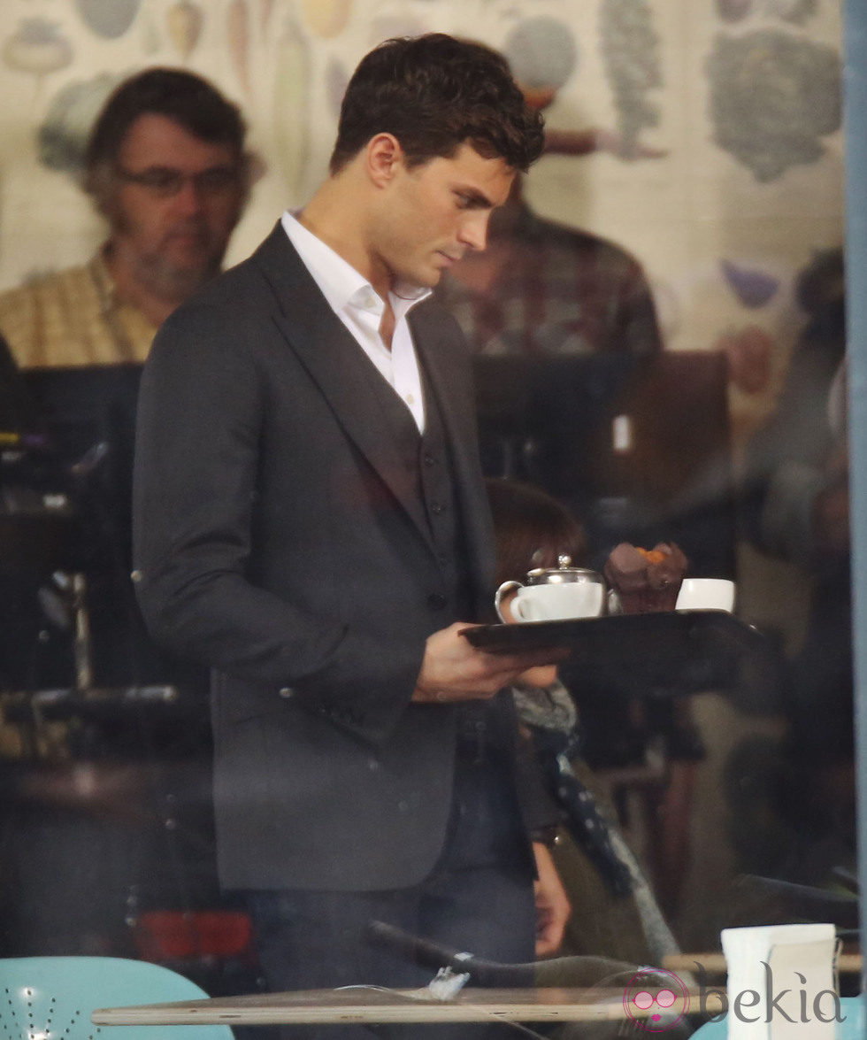 Jamie Dornan llevando café en el set de 'Cincuenta sombras de Grey' en Vancouver