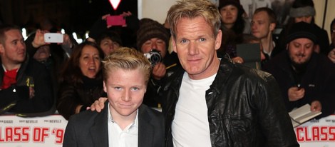 Gordon Ramsay y su hijo en el estreno de 'The Class of '92'