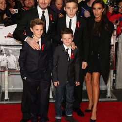 David y Victoria Beckham con sus hijos en el estreno de 'The Class of '92'