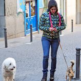 Adriana Ugarte paseando a los perros por Madrid