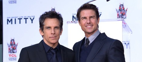 Ben Stiller con Tom Cruise al plasmar sus huellas en el Teatro Chino de Los Angeles