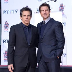 Ben Stiller con Tom Cruise al plasmar sus huellas en el Teatro Chino de Los Angeles