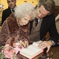La Duquesa de Alba firma en un libro de honor en Carrión de los Condes