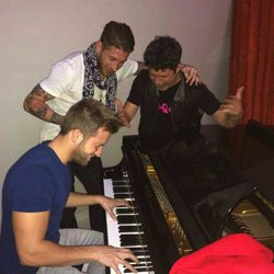 Sergio Ramos, Pablo Alborán y Alejandro Sanz se divierten cantando juntos