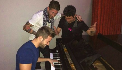Sergio Ramos, Pablo Alborán y Alejandro Sanz se divierten cantando juntos