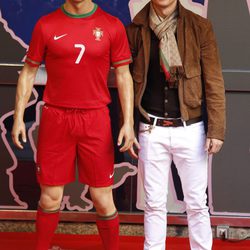 Cristiano Ronaldo junto a su figura del Museo de Cera de Madrid