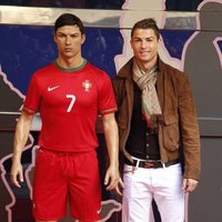 Cristiano Ronaldo junto a su figura del Museo de Cera de Madrid