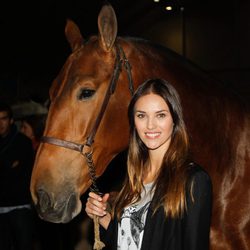 Helen Lindes posando con un caballo en el SICAB 2013 en Sevilla