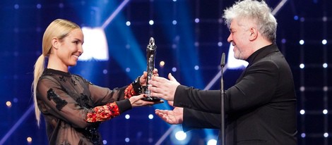 Noomi Rapace entrega a Pedro Almodóvar el premio honorífico de los EFA 2013