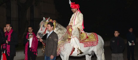 Gulraj Behl llega a caballo a su enlace con Shristi Mittal en Barcelona