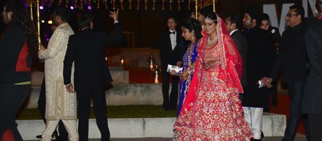 Shristi Mittal bajo un palanquín a su llegada a su boda con Gulraj Behl en Barcelona