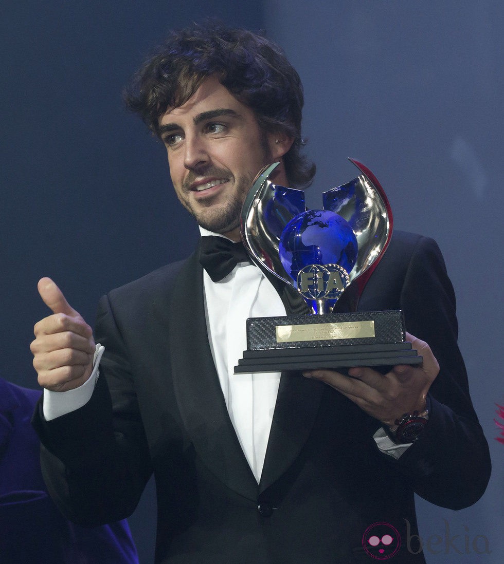 Fernando Alonso recogiendo su trofeo de subcampeón en los Premios de la FIA 2013
