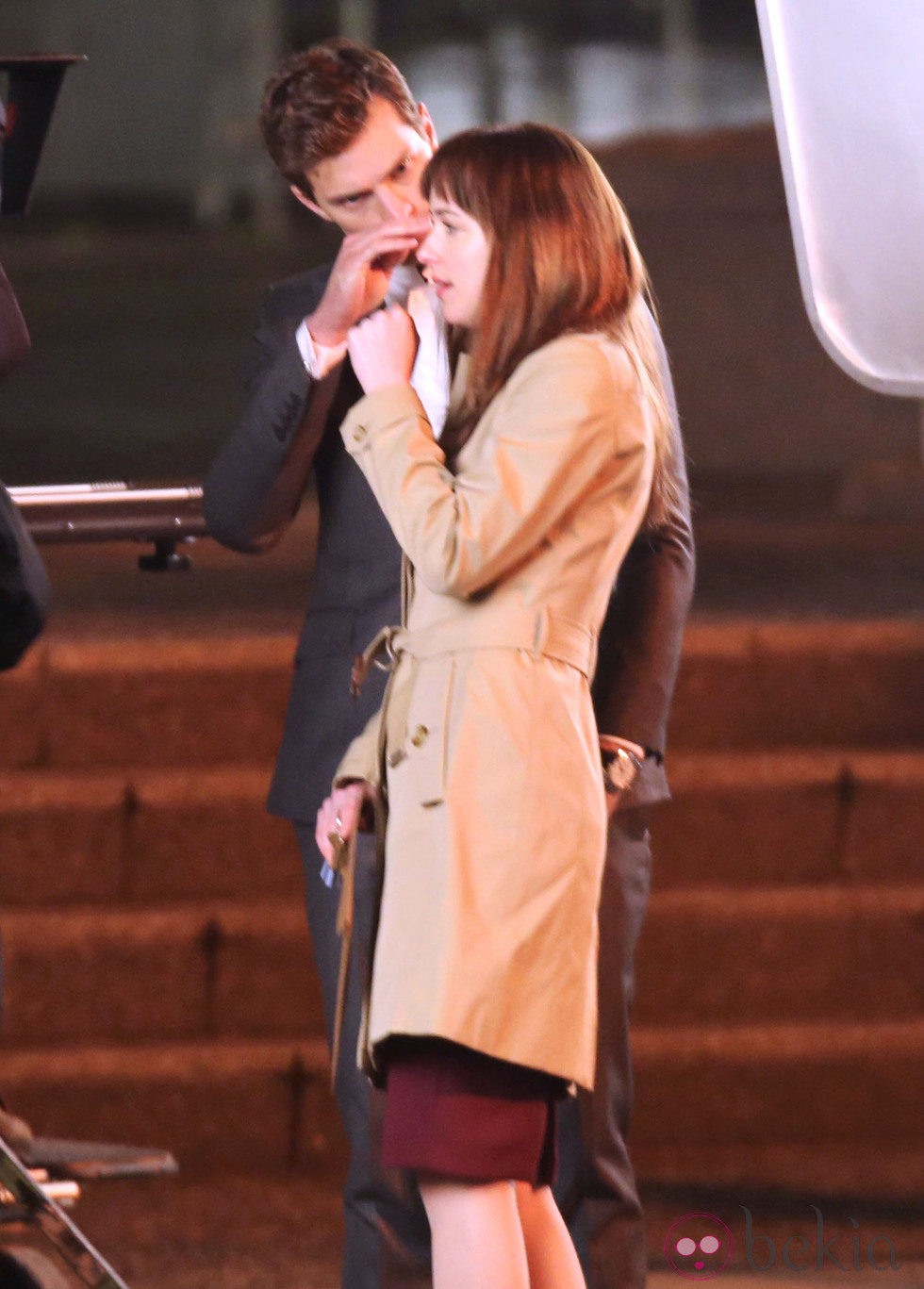 Jamie Dornan acaricia a Dakota Johnson en el set de rodaje de 'Cincuenta sombras de Grey'
