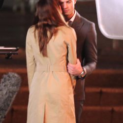Dakota Johnson besa a Jamie Dornan en el set de rodaje de 'Cincuenta sombras de Grey'