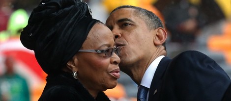 Barack Obama besa a Graça Machel en el funeral de Nelson Mandela