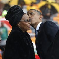 Barack Obama besa a Graça Machel en el funeral de Nelson Mandela