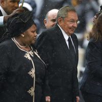 Raúl Castro en el funeral de Nelson Mandela