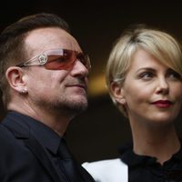 Bono y Charlize Theron en el funeral de Nelson Mandela