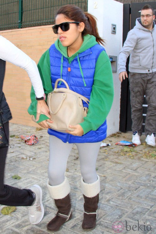 Chabelita Pantoja tapándose la tripita con un gran bolso