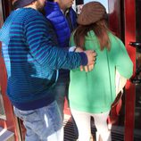Kiko Rivera, Chabelita Pantoja y Alberto Isla entrando a un restaurante en Sevilla