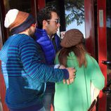 Kiko Rivera, Chabelita Pantoja y Alberto Isla entrando a un restaurante en Sevilla