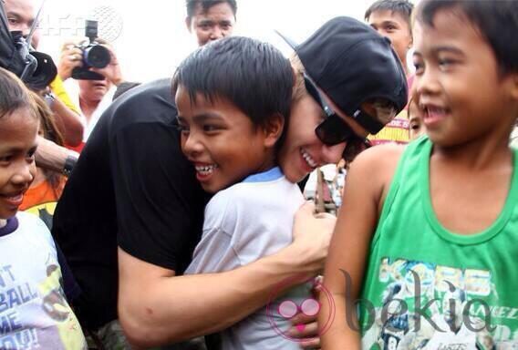 Justin Bieber abraza a un niño en Filipinas