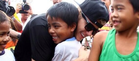 Justin Bieber abraza a un niño en Filipinas