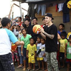 Justin Bieber juega al baloncesto con los damnificados de Filipinas