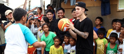 Justin Bieber juega al baloncesto con los damnificados de Filipinas