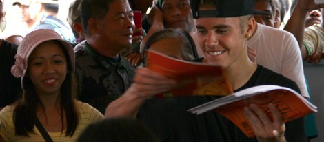 Justin Bieber reparte libros a los niños damnificados de Filipinas