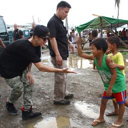Justin Bieber con dos niños en Filipinas