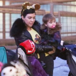 Kourtney Kardashian en Disneyland con su hija Penélope