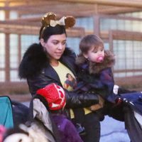 Kourtney Kardashian en Disneyland con su hija Penélope