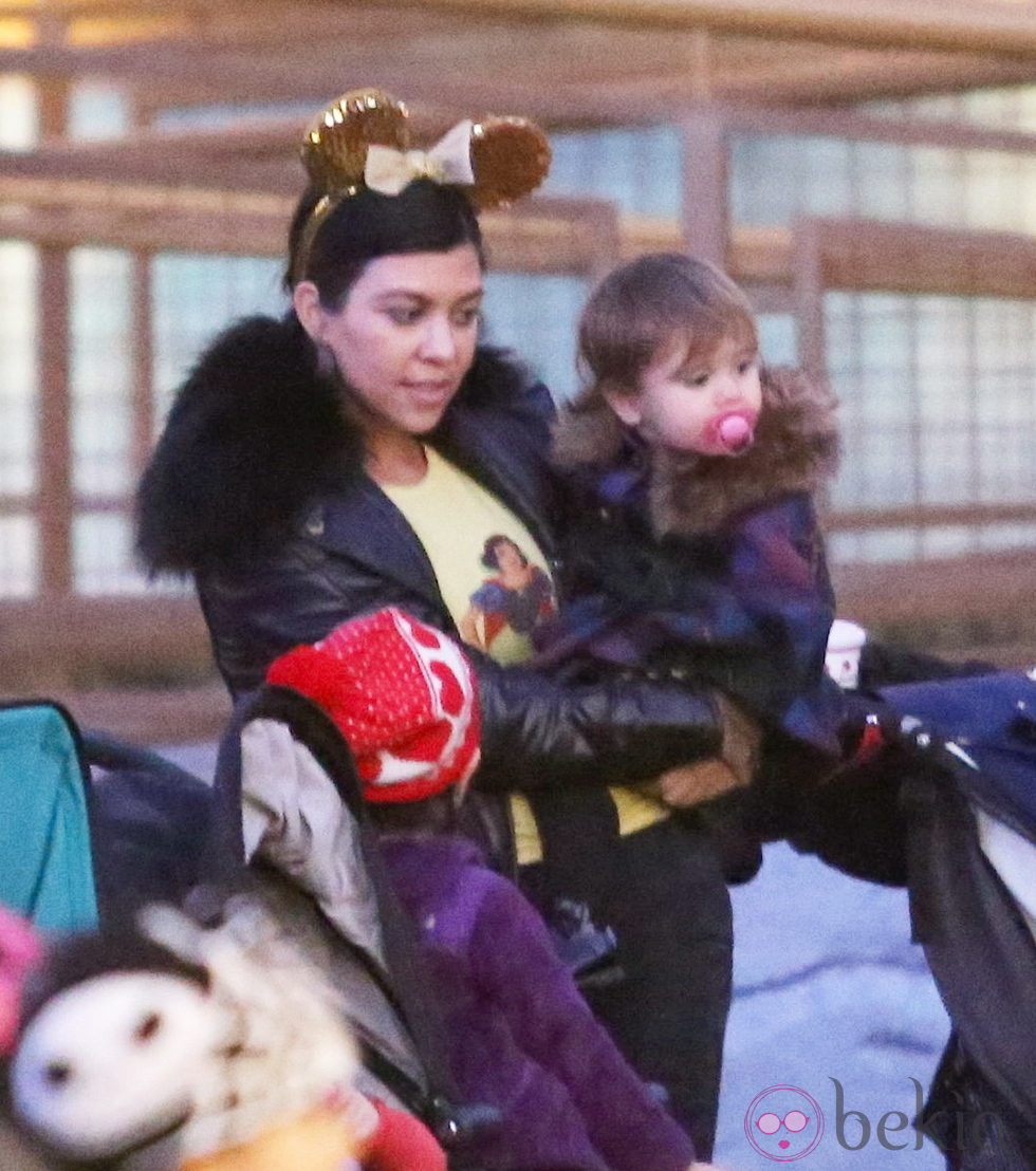 Kourtney Kardashian en Disneyland con su hija Penélope