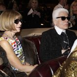 Anna Wintour y Karl Lagerfeld en el desfile de la colección 'Métiers d'Art' de Chanel en Dallas