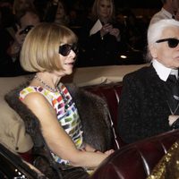 Anna Wintour y Karl Lagerfeld en el desfile de la colección 'Métiers d'Art' de Chanel en Dallas