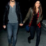 Taylor Lautner y Marie Avgeropoulos pasean cogidos de la mano