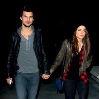 Taylor Lautner y Marie Avgeropoulos pasean cogidos de la mano