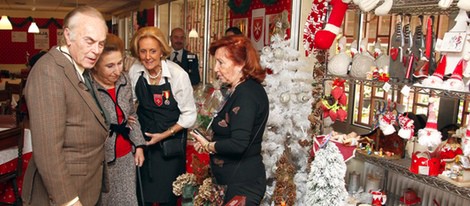 La Infanta Margarita y Carlos Zurita inauguran un mercadillo navideño benéfico en Madrid