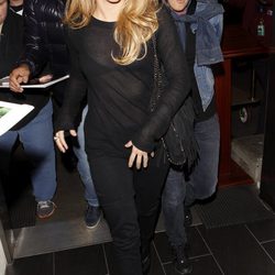Shakira luce transparencias en el aeropuerto de Los Angeles