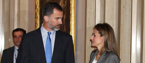 Los Príncipes de Asturias charlan antes de la reunión del Patronato de la Fundación Príncipe de Girona