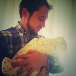 Manuel Martos con su hijo recién nacido Gonzalo
