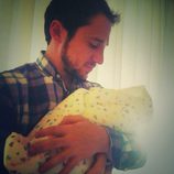 Manuel Martos con su hijo recién nacido Gonzalo